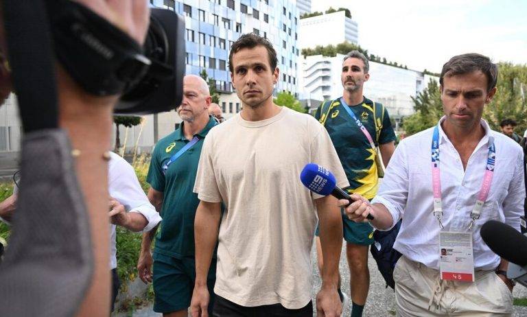 FOTOGRAFÍA. PARÍS (FRANCIA), 07 DE AGOSTO DE 2024. JJOO PARÍS 2024. El australiano Thomas Craig (Tom Craig) (c), jugador de la selección australiana de hockey sobre hierba, sale de la prefectura de la policía en París, después de su detención por compra de cocaína al pie de un edificio en el distrito IX de París. Los agentes que presenciaron la transacción detuvieron tanto al vendedor como al comprador de la cocaína. Efe