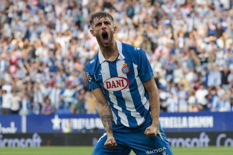 FOTOGRAFÍA. CORNELLÁ DE LLOBREGAT (BARCELONA) REINO DE ESPAÑA, 31 DE AGOSTO DE 2024. La réplica del Espanyol (1-1).- El centrocampista del Espanyol Carlos Romero celebra su gol, el primer gol del equipo, durante el partido de la cuarta jornada de LaLiga entre el RCD Espanyol y el Rayo Vallecano, este sábado en el estadio RCDE Stadium. Efe