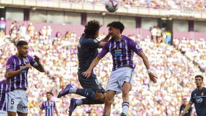 FOTOGRAFÍA. VALLADOLID (CASTILLA Y LEÓN) REINO DE ESPAÑA, 19 DE AGOSTO DE 2024. primera jornada de la liga 2024 y 2025. Real valladolid Vs RCD Espanyol. El Espanyol registra derrota en la vuelta a Primera División.- El centrocampista del Valladolid Kike Pérez (d) disputa un balón ante el defensa del Espanyol Leandro Cabrera durante el partido de la primera jornada de LaLiga EA SPORTS, entre el Real Valladolid y el CD Espanyol, este lunes en Valladolid. Efe