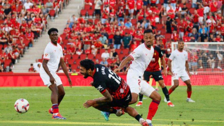FOTOGRAFÍA. PALMA DE MALLORCA (ISLAS BALEARES) REINO DE ESPAÑA, 27 DE AGOSTO DE 2024. Empate sin goles entre Mallorca y Sevilla. El centrocampista portugués del Mallorca Samu Costa (c) pelea un balón con el centrocampista suizo del Sevilla Djibril Sow (d) durante el partido de LaLiga entre el Mallorca y el Sevilla, este martes en el estadio de Son Moix. Efe