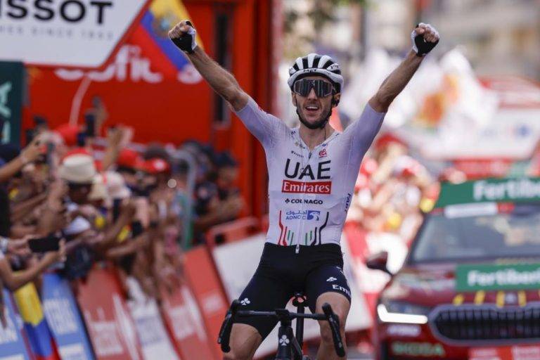 FOTOGRAFÍA. GRANADA (REINO DE ESPAÑA), 30 DE AGOSTO DE 2024. La hazaña de Adam Yates en se recordará mucho tiempo.- El ciclista del equipo UAE Team Emirates Adam Yates celebra la victoria en la novena etapa de la Vuelta Ciclista a España, este domingo. El primer bloque de la 79 Vuelta ciclista a España se cierra este domingo en Granada por todo lo alto con un menú de muy alta montaña, la segunda con más desnivel acumulado con 4.370 metros, en la que ninguno de los favoritos al maillot rojo final podrá esconderse y que además no tendrá final en alto. Se trata de un recorrido de 178,5 kilómetros con salida en Motril y tres ascensos de primera categoría: el puerto de El Purche y dos pasos por el Alto de Hazallanas. Efe
