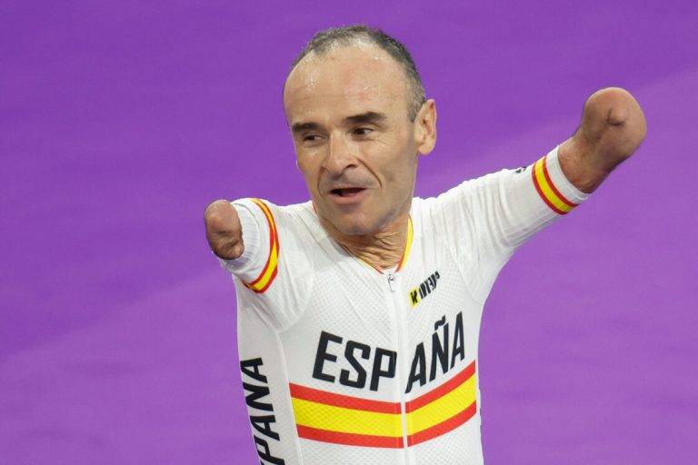 FOTOGRAFÍA. PARÍS (FRANCIA), 29 DE AGOSTO DE 2024. Ricardo Ten Argilés medalla de bronce. Ricardo: "Estoy muy contento con esta medalla".- JJOO Paraolímpicos París 2024. El ciclista y nadador español natural de la Comunidad Valenciana, Ricardo Ten Argilés, tras la prueba de persecución de 3000 metros, en la que ha conseguido la medalla de bronce, este jueves en los Juegos Paralímpicos París 2024. Efe