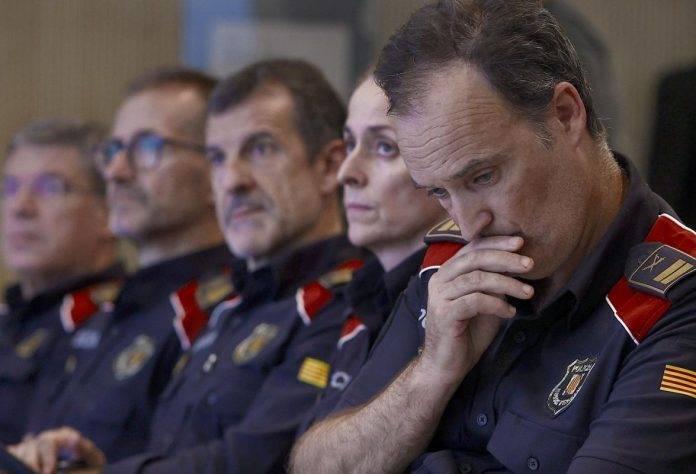 FOTOGRAFÍA. BARCELONA (REINO DE ESPAÑA), 09 DE AGOSTO DE 2024. El comisario jefe de los Mossos d'Esquadra, Eduard Sallent (d), durante la rueda de prensa ofrecida este mediodía ante las críticas por su actuación en la fuga del expresidente Carles Puigdemont tras regresar fugazmente a Barcelona, pese a tener una orden de detención. La policía regional de Cataluña (noreste) sigue buscando al expresidente de la Generalitat Carles Puigdemont porque no descarta que todavía pueda encontrarse en Cataluña, aunque personas de su entorno aseguran que ya está fuera de España. Efe