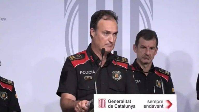 FOTOGRAFÍA. BARCELONA (REINO DE ESPAÑA), 09 DE AGOSTO DE 2024. El comisario jefe de los Mossos d,Esquadra, Eduard Sallent Peña (c), acompañado por el consejero de Interior del gobierno en funciones de la Generalidad de Cataluña, Joan Ignasi Elena (no sale) y del director general de los Mossos, Pere Ferrer Sastre (no sale), este viernes en rueda de prensa sobre la nueva huida del prófugo Carles Puigdemont Casamajó, ayudado por parte de los propios Mossos d'Esquadra -dos Mossos detenidos por su colaboración con el entorno de Puigdemont en la huida". Efe