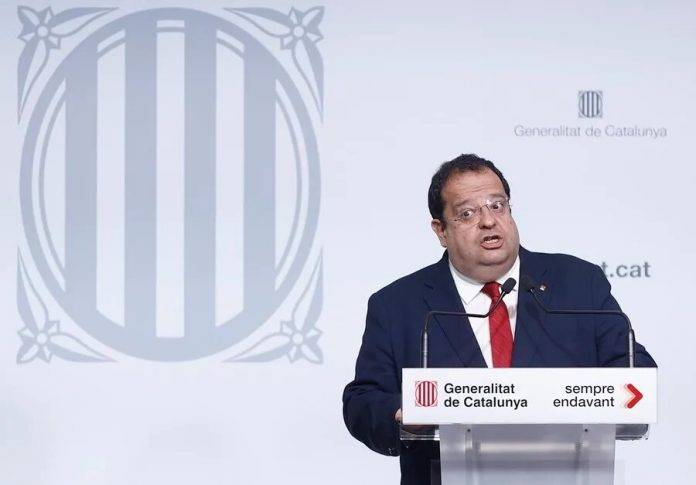 FOTOGRAFÍA. BARCELONA (REINO DE ESPAÑA), 09 DE AGOSTO DE 2024. El conseller de Interior en funciones del Govern de la Generalitat de Catalunya, Joan Ignasi Elena García (en la imagen), ofrece una rueda de prensa en la Consejería de Interior catalana sobre la nueva huida del prófugo Carles Puigdemont Casamajó (JxCat), junto a la cúpula de los Mossos d'Esquadra: el comisario jefe de los Mossos d'Esquadra, Eduard Sallent Peña (i) y del director general de los Mossos, Pere Ferrer Sastre, este viernes sobre la nueva huida del prófugo Carles Puigdemont Casamajó, ayudado por parte de los propios Mossos d'Esquadra -dos Mossos detenidos por su colaboración con el entorno de Puigdemont en la huida"-. Efe