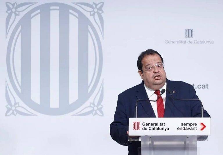 FOTOGRAFÍA. BARCELONA (REINO DE ESPAÑA), 09 DE AGOSTO DE 2024. El conseller de Interior en funciones del Govern de la Generalitat de Catalunya, Joan Ignasi Elena García (en la imagen), ofrece una rueda de prensa en la Consejería de Interior catalana sobre la nueva huida del prófugo Carles Puigdemont Casamajó (JxCat), junto a la cúpula de los Mossos d'Esquadra: el comisario jefe de los Mossos d'Esquadra, Eduard Sallent Peña (i) y del director general de los Mossos, Pere Ferrer Sastre, este viernes sobre la nueva huida del prófugo Carles Puigdemont Casamajó, ayudado por parte de los propios Mossos d'Esquadra -dos Mossos detenidos por su colaboración con el entorno de Puigdemont en la huida"-. Efe