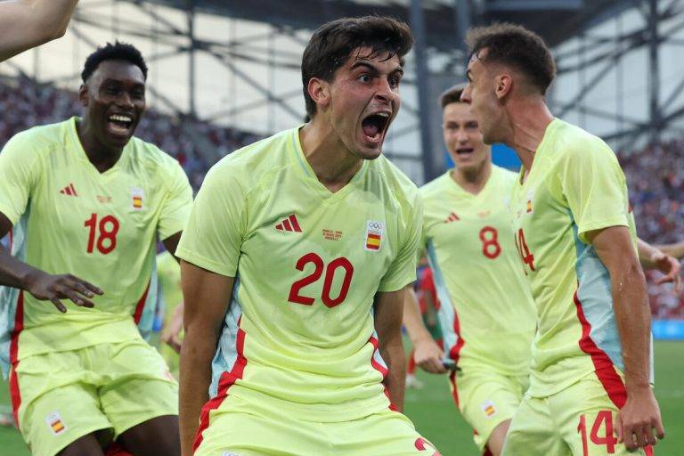 FOTOGRAFÍA. MARSELLA (FRANCIA), 05 DE AGOSTO DE 2024. El defensa español Juan Luis Sánchez Velasco (Juanlu Sánchez) o (Juanlu) (c) celebra tras anotar el 1-2 ante Marruecos durante el partido de semifinal de Fútbol, entre España y Marruecos, en el marco de los Juegos Olímpicos París 2024, este lunes, en Marsella, Francia. Efe