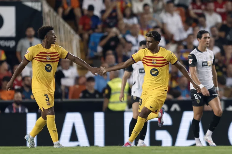 FOTOGRAFÍA. VALENCIA (REINO DE ESPAÑA), 17 DE AGOSTO DE 2024. Iros a dormir.- El delantero del FC Barcelona Lamine Yamal (d) celebra con Alejandro Balde (i) el primer gol del equipo durante el partido de LaLiga ante el Valencia. Efe