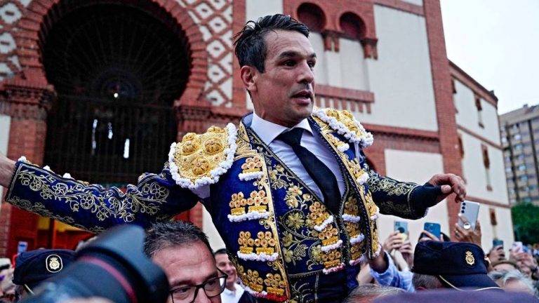 FOTOGRAFÍA. GIJÓN (ASTURIAS) REINO DE ESPAÑA, 17/08/2024.- El diestro José Mª Manzanares sale a hombros por su faena al segundo toro tras el festejo de la Feria Taurina de Begoña, hoy sábado en la plaza de El Bibio, en Gijón, con los diestros Morante de la Puebla, José Mª Manzanares y Juan Ortega. Efe