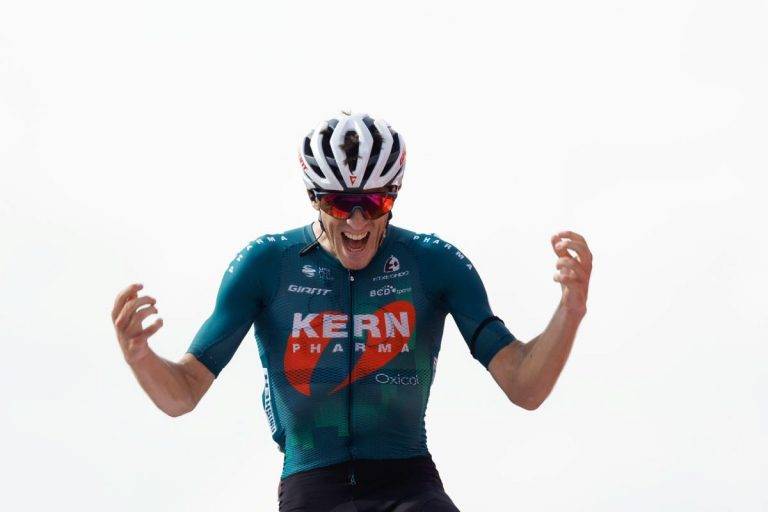 ESTACIÓN DE MANZANEDA (COMUNIDAD AUTÓNOMA DE GALICIA) REINO DE ESPAÑA, 29 DE AGOSTO DE 2024. La Vuelta Ciclista al Reino de España 2024. El ciclista Pablo Castrillo del equipo Kern Pharma celebra su victoria en la 12ª etapa de la Vuelta a España, que ha partido este jueves desde Ourense Termal y ha finalizado en la subida a la estación de montaña de Manzaneda. Efe