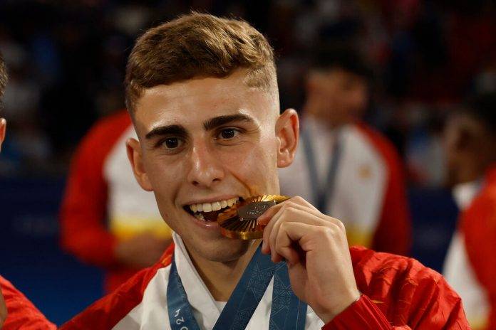 El jugador español Fermín López Marín posa con la medalla de oro conseguida en la final de fútbol masculino de los Juegos Olímpicos FOTOGRAFÍA. PARÍS (FRANCIA), 09 DE AGOSTO DE 2024. JJOO PARÍS 2024. Ganar este oro era el objetivo del reino de España.- El jugador español Fermín López Marín posa con la medalla de oro conseguida en la final de fútbol masculino de los Juegos Olímpicos de París 2024 que Francia y España han disputado este viernes en el Parque de los Príncipes, en el Estadio Parque de Príncipes de la capital gala de París (Francia). Efe
