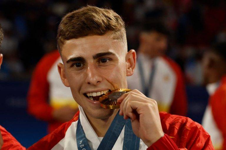 FOTOGRAFÍA. PARÍS (FRANCIA), 09 DE AGOSTO DE 2024. JJOO PARÍS 2024. Ganar este oro era el objetivo del reino de España.- El jugador español Fermín López Marín posa con la medalla de oro conseguida en la final de fútbol masculino de los Juegos Olímpicos de París 2024 que Francia y España han disputado este viernes en el Parque de los Príncipes, en el Estadio Parque de Príncipes de la capital gala de París (Francia). Efe