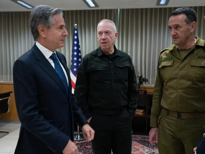 FOTOGRAFÍA. JERUSALÉN (ISRAEL), 21 DE AGOSTO DE 2024. Israel: "El enemigo ha sido derrotada en Rafah (Gaza)".- El ministro de Defensa israelí, Yoav Gallant (c), aseguró que sus tropas seguirán operando en Gaza hasta lograr el objetivo de destruir al grupo terrorista islamista palestino  Hamás, durante una reunión con el secretario de Estado estadounidense, Antony Blinken (i). Efe