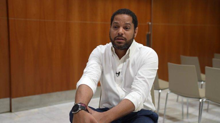 FOTOGRAFÍA. BARCELONA (REINO DE ESPAÑA), 17 DE AGOSTO DE 2024. VOX va a "perseguir" a quienes ayudaron Puigdemont a huir. Garriga ve a Pedro Sánchez en prisión.- Garriga acusa al lote (Sánchez CNI Govern) de la huida de Puigdemont.- El número dos de VOX -secretario general y presidente del Grupo Parlamentario en el Parlament de Catalunya-, Ignacio Garriga Vaz de Conceiçao, repasa la actualidad en Cataluña y su repercusión en la política nacional durante una entrevista concedida al diario digital The Objective, cuyo avance se ha publicado este sábado. Captura vídeo cedido por calle Bambú 12 de Madrid/Lasvocesdelpueblo (Ñ Pueblo)