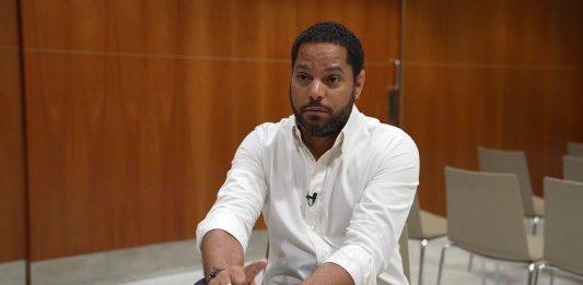 FOTOGRAFÍA. BARCELONA (REINO DE ESPAÑA), 17 DE AGOSTO DE 2024. Garriga: Salvador Illa Roca es un radical disfrazado de moderado. VOX dice una cosa y tras las elecciones sigue diciendo lo mismo. Garriga: No es caso Begoña sino la corrupción de todo un PSOE.- El número dos de VOX -secretario general y presidente del Grupo Parlamentario en el Parlament de Catalunya-, Ignacio Garriga Vaz de Conceiçao, repasa la actualidad en Cataluña y su repercusión en la política nacional durante una entrevista concedida al diario digital The Objective, cuyo avance se ha publicado este sábado. Captura vídeo cedido por calle Bambú 12 de Madrid/Lasvocesdelpueblo (Ñ Pueblo)