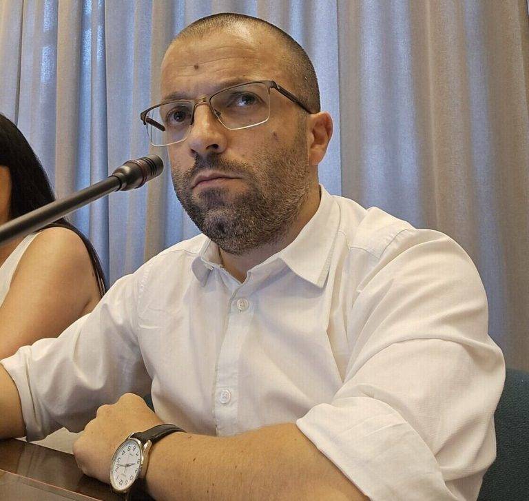 FOTOGRAFÍA. SALT (GERONA) CATALUÑA (REINO DE ESPAÑA), 01 DE AGOSTO DE 2024. VOX: El Gobierno municipal de Salt maltrata la Policía local. El portavoz del Grupo Municipal de VOX en el Ayuntamiento de Salt (Gerona), la tercera fuerza política en esta ciudad española, Sergi Fabri Llavero, durante un Pleno municipal. Lasvocesdelpueblo (Ñ Pueblo)