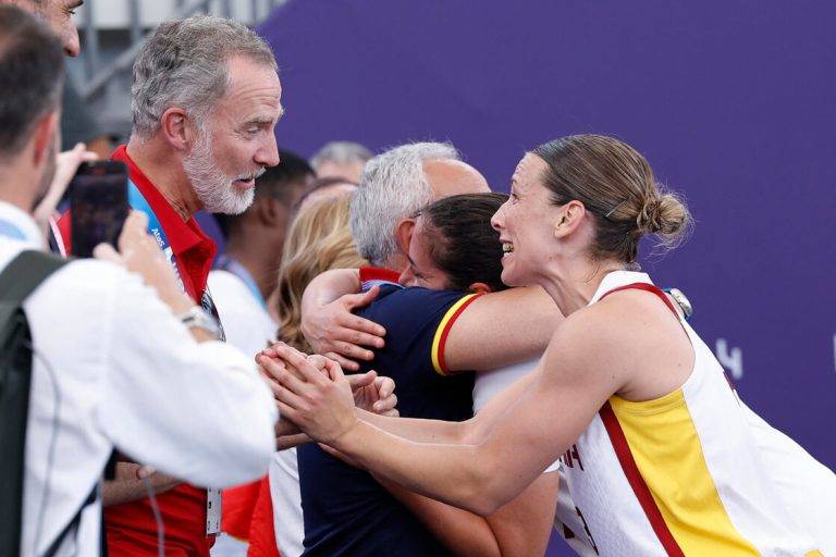 FOTOGRAFÍA. PARÍS (FRANCIA), 05 DE AGOSTO DE 2024. El rey Felipe Juan Pablo Alfonso de Todos los Santos de Borbón y Grecia (Felipe VI de España) (izd) saluda a la jugadora española Sandra Ygueravide (dcha) tras la victoria ante las estadounidenses en la semifinal femenina de baloncesto 3x3, entre Estados Unidos y España, celebrada en el marco de los Juegos Olímpicos París 2024, este lunes, en la capital gala, París. Efe