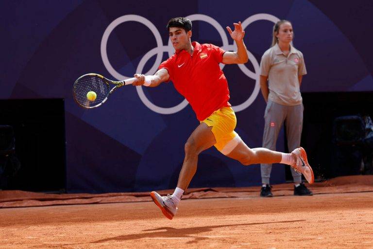 FOTOGRAFÍA. PARÍS (FRANCIA), 04 DE AGOSTO DE 2024. El tenista español Carlos Alcaraz Garfia en acción ante el serbio Novak Djokovic durante la final individual masculina de tenis de los Juegos Olímpicos de París 2024 este domingo, en la capital gala. Efe