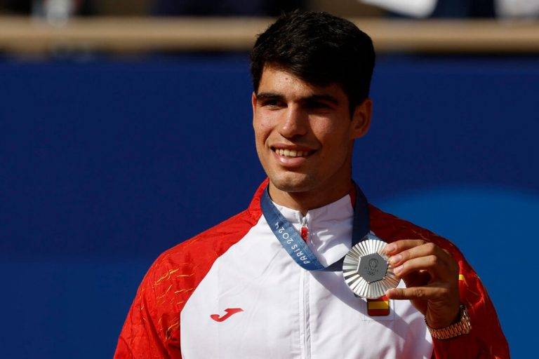 FOTOGRAFÍA. PARÍS (FRANCIA), 04 DE AGOSTO DE 2024. El tenista español Carlos Alcaraz Garfia posa con la medalla de plata tras la final individual masculina de tenis de los Juegos Olímpicos de París 2024 este domingo, en la capital gala, frente al serbio Novak Djokovic, quien le ha arrebatado el Oro al joven español. Efe