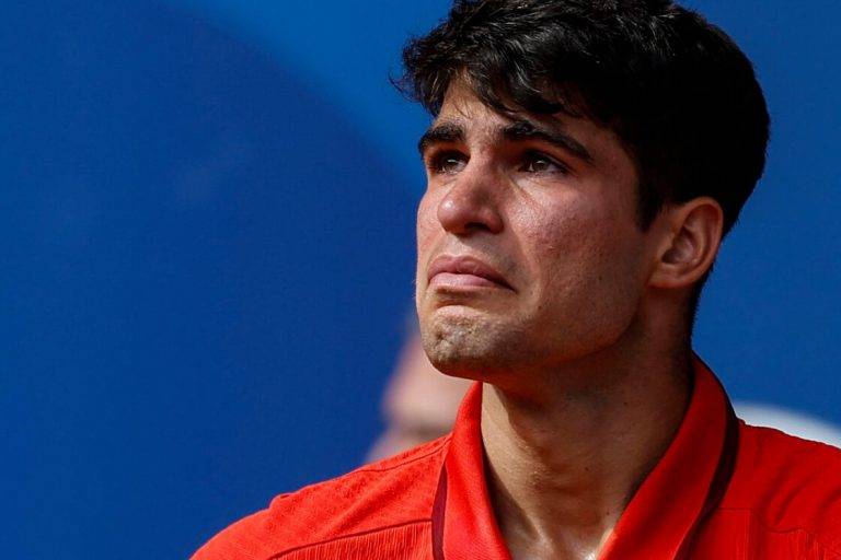 FOTOGRAFÍA. PARÍS (FRANCIA), 04 DE AGOSTO DE 2024. Yo quería el Oro.- El tenista español Carlos Alcaraz llora al perder ante el serbio Novak Djokovic tras la final individual masculina de tenis de los Juegos Olímpicos de París 2024 este domingo, en la capital gala. Efe