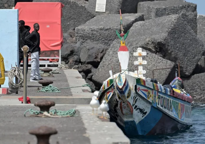 Embarcación amarrada en el puerto de La Restinga, en el municipio de El Pinar, isla de El Hierro, en la que viajaban los 86 inmigrantes rescatados FOTOGRAFÍA. EL PINAR (EL HIERRO) (ISLAS CANARIAS) REINO DE ESPAÑA, 19/08/2024. Grave crisis migratoria en Islas Canarias.- Embarcación amarrada en el puerto de La Restinga, en el municipio de El Pinar, isla de El Hierro, en la que viajaban los 86 inmigrantes rescatados este lunes por la embarcación de Salvamento Marítimo, Salvamar Adhara. Efe