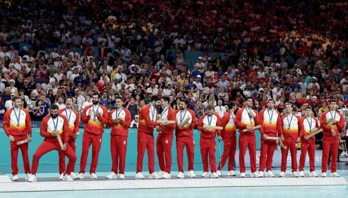 España recibe el bronce en el podio de los JJOO París 2024 FOTOGRAFÍA. PARÍS (FRANCIA), 09 DE AGOSTO DE 2024. Reino de España sin sus 22 de Barcelona 92 en París 2024.- Los jugadores españoles posan con la medalla de oro conseguida en la final de fútbol masculino de los Juegos Olímpicos de París 2024 que Francia y España han disputado este viernes en el Parc des Princes, de París Francia). Efe
