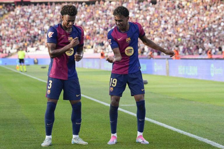 FOTOGRAFÍA. BARCELONA (REINO DE ESPAÑA), 24 DE AGOSTO DE 2024. El Barça minimiza al Athletic (2-1).- Lamine Yamal (d) y Robert Lewandowski, con un gol cada uno, regalaron este sábado la primera alegría de la era Flick a la afición azulgrana, que vio como el Barcelona se imponía al Athletic Club (2-1) en el primer partido oficial de la temporada de LaLiga EA Sports en el Estadio Olímpico Lluís Companys. Efe