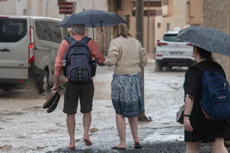 FOTOGRAFÍA, FUERTEVENTURA (ISLAS CANARIAS) REINO DE ESPAÑA, 17 DE AGOSTO DE 2024. La DANA trae chubascos y tormentas. Varios turistas se protegen de la lluvia caída este sábado en Puerto del Rosario, Fuerteventura. La Depresión Aislada en Niveles Altos (DANA) que afecta a Canarias este fin de semana ha dejado lluvia, nieve, granizo, rayos, truenos y frío, y también incidentes, pero sin daños personales por ahora. El Gobierno de Canarias mantiene a cuatro islas en situación de alerta por lluvias Tenerife, Gran Canaria, Lanzarote y Fuerteventura. Efe