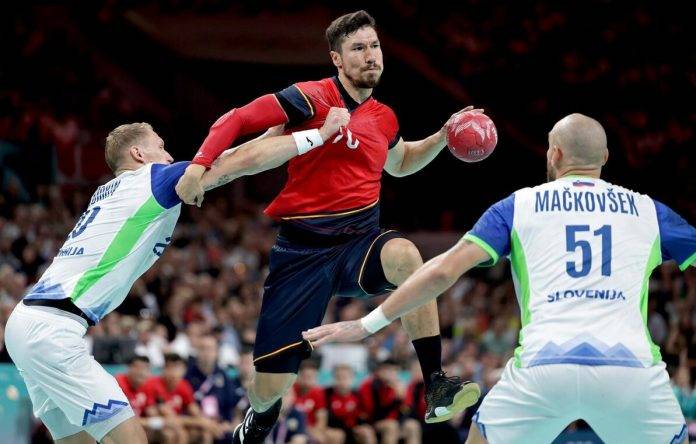 FOTOGRAFÍA. LILLE (FRANCIA), 11 DE AGOSTO DE 2024. Alex Dujshebaev (C) en acción contra Tilen Kodrin (I) y Borut Mackovsek de Eslovenia durante el partido por la medalla de bronce de balonmano entre España y Eslovenia. Efe