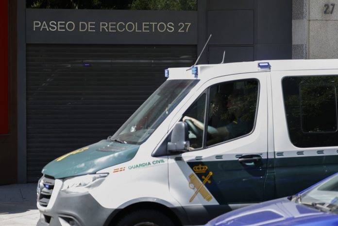 FOTOGRAFÍA. MADRID (REINO DE ESPAÑA), 14 DE AGOSTO DE 2024. Detalle de una imagen de un vehículo de la Unidad Central Operativa (UCO) FOTOGRAFÍA. MADRID (REINO DE ESPAÑA), 14 DE AGOSTO DE 2024. Detalle de una imagen de un vehículo de la Unidad Central Operativa (UCO) de la Guardia Civil durante el registro de las oficinas de una de las empresas del investigado y uno de los cabecillas en la trama del Caso Begoña y Sánchez Juan Carlos Barrabés. Efe