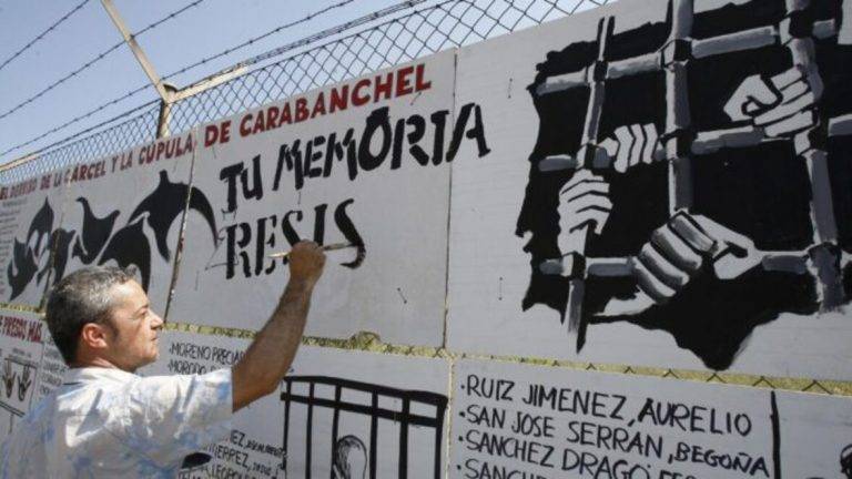 FOTOGRAFÍA. MADRID (REINO DE ESPAÑA), 23 DE MAYO DE 2010. El Gobierno "incumple su propia legislación y desprecia a memorialistas y antifascistas".- Imagen de un acto en solidaridad con las víctimas de la represión franquista en las puertas de la antigua cárcel de Carabanchel de Madrid, por la que pasaron miles de presos antifranquistas. Efe