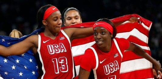 FOTOGRAFÍA. PARÍS (FRANCIA), 11 DE AGOSTO DE 2024. Las estadounidenses Jackie Young (I) y Kahleah Copper (d) celebran la victoria en la final de baloncesto femenino de los estados unidos de América en los JJOO París 2024 frente a la anfitriona Francia. Efe