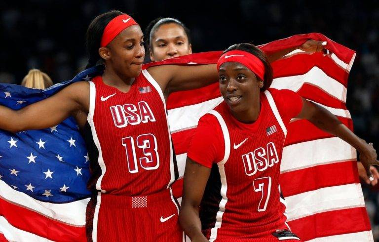 FOTOGRAFÍA. PARÍS (FRANCIA), 11 DE AGOSTO DE 2024. Las estadounidenses Jackie Young (I) y Kahleah Copper (d) celebran la victoria en la final de baloncesto femenino de los estados unidos de América en los JJOO París 2024 frente a la anfitriona Francia. Efe