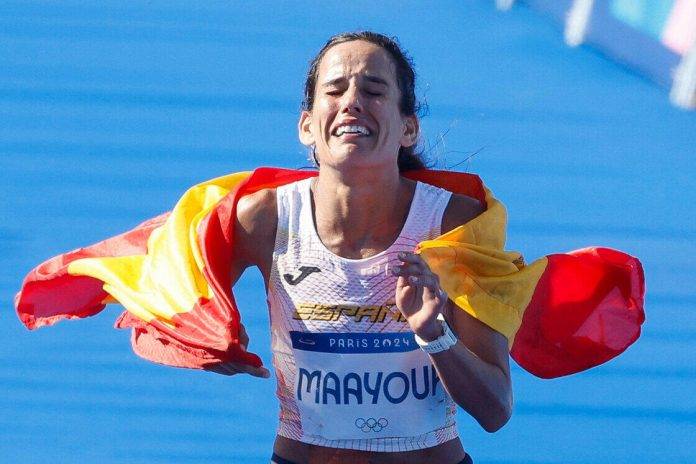 FOTOGRAFÍA. PARÍS (FRANCIA), 11 DE DICIEMBRE DE 2024. La atleta española Majida Maayouf cruza la meta en la prueba de maratón femenino de los Juegos Olímpicos de París 2024 en la capital francesa este domingo. Efe