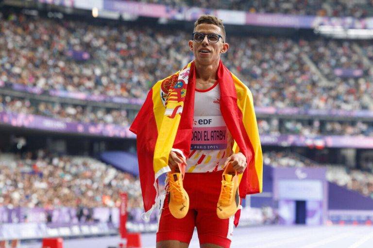 FOTOGRAFÍA. PARÍS (FRANCIA), 31 DE AGOSTO DE 2024. El atleta español Yassine Ouhdadi El Ataby tras ganar la medalla de oro en la prueba de 5.000 metros en los Juegos Paralímpicos París 2024, este sábado en la capital francesa. Efe