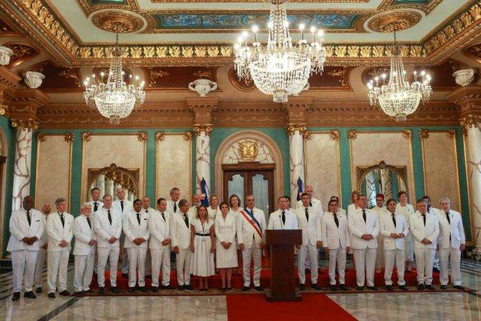 FOTOGRAFÍA. SANTO DOMINGO (REPÚBLICA DOMINICANA), 16 DE AGOSTO DE 2024. Fraude electoral masivo en Venezuela. Veintidós países y UE piden verificación imparcial de resultados electorales de Venezuela. El canciller dominicano, Roberto Álvarez, lee una declaración junto al presidente de República Dominicana, Luis Abinader, y los invitados a la investidura de Abinader, este viernes en el Teatro Nacional, en Santo Domingo (República Dominicana). Efe