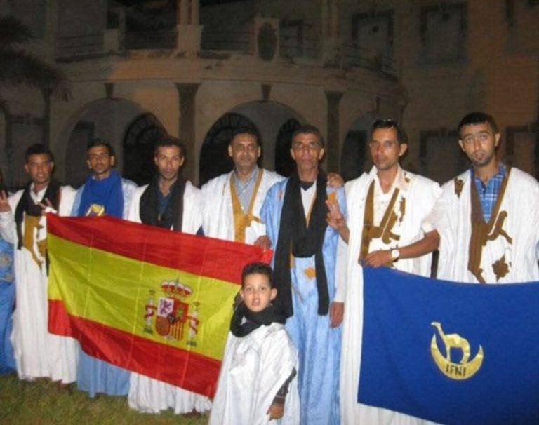FOTOGRAFÍA. Tiznit (Marruecos), MARTES 25 DE JULIO DE 2017. Sidi Ifni urge resolver la situación de españoles naturales de Ifni.- Imagen del patriota español Mohammed Amazuz (cuarta posición a la derecha), hijo de militar del Ejército de España en la colonia española de Sidi Ifni, con sus colegas y activistas de derechos humanos frente a la prisión local en Tiznit (Marrueco). Lasvocesdelpueblo (Ñ Pueblo).