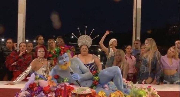 FOTOGRAFÍA. PARÍS (FRANCIA), 26/07/2024. La nueva Francia se desplome y ataque los sentimientos de millones de creyentes en todo el mundo, exhibiendo imágenes del anticristo, escenas claramente satanistas y de pedofilias. Además, personas completamente degenerados aparecen en primer plano de una ceremonia -donde debería reinar el respeto, el esfuerzo, el trabajo, la lucha, paz y amor- para mofarse de de la religión cristiana: ceremonia de apertura de los juegos Olímpicos de París 2024. Francia ha abrazado la ideología satanista Woke. Captura vídeo de la ceremonia oficial del JJOO París 2024. Lasvocesdelpueblo (Ñ Pueblo)