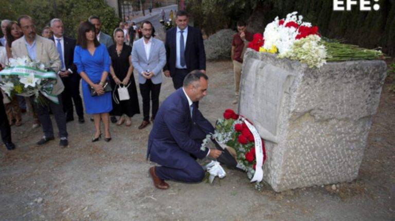 FOTOGRAFÍA.ALFACAR (GRANADA) ANDALUCÍA (REINO DE ESPAÑA), 17/08/2024. La crueldad se personificó hace 88 años.- El presidente de la Diputación de Granada, Francisco Pedro Rodríguez Guerrero (Francisco Rodríguez), en el acto institucional de ofrenda floral en el monolito durante el homenaje a Federico García Lorca y todas las víctimas de la Guerra Civil Española, que cada año tiene lugar en el Parque Federico García Lorca de Alfacar, Granada. Efe