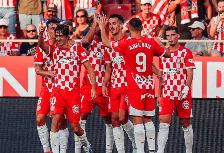 FOTOGRAFÍA. GIRONA (REINO DE ESPAÑA), 29 DE AGOSTO DE 2024. El Girona alzó este jueves el vuelo en la temporada del debut en la Liga de Campeones con una goleada contra Osasuna (4-0) merecida, ilusionante y balsámica para el equipo de Míchel Sánchez, tercer clasificado de la última edición de LaLiga EA Sports, después de empezar el campeonato con apenas un punto de seis posibles. Efe