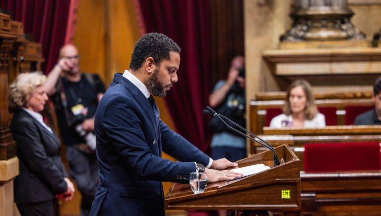 FOTOGRAFÍA. BARCELONA (REINO DE ESPAÑA, 08 DE AGOSTO DE 2024. Debate de investidura Salvador Illa Roca.- El secretario general de VOX y presidente del grupo parlamentario en el Parlamento de Cataluña, Ignacio Garriga Vaz de Conceiçao, ha denunciado el "espectáculo bochornoso" protagonizado por el regreso y desaparición de Carles Puigdemont Casamajó, calificándolo de "último capítulo de una clase política catalana ridícula, fuera de la realidad, dañina y perjudicial cuyo único legado será haber hundido a Cataluña". Lasvocesdelpueblo (Ñ Pueblo)