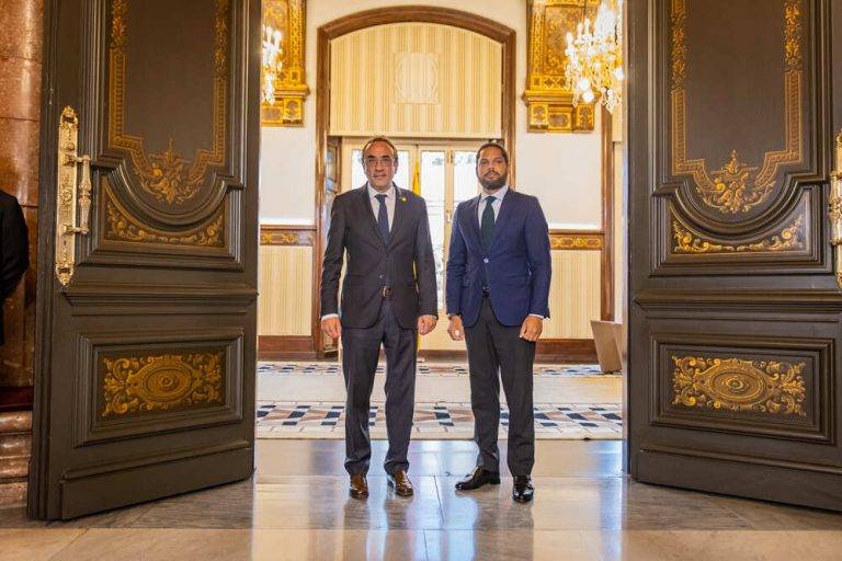 FOTOGRAFÍA. BARCELONA (REINO DE ESPAÑA), 06 DE AGOSTO DE 2024. VOX moviliza a la Resistencia para detener a Puigdemont. El presidente del parlament de Catalunya, dirigente de la derechista cobarde separatista Junts per Catalunya (JxCat) e indultado golpista presos del Procés, Josep Rull Andreu, realiza la segunda ronda de consultas con los grupos parlamentarios para proponer un candidato al debate de investidura para ocupar la presidencia del Govern de la Generalitat de Catalunya. Tras las consultas, ha propuesta a Salvador Illa Roca (PSC/PSOE). El exdelincuente Josep Rull Andreu ha hecho una comparecencia desde el despacho de audiencias una vez ha terminado la ronda de consultas con los representantes de las formaciones parlamentarias: Salvador Illa (PSC); Josep Maria Jové Lladó y Marta Vilalta Torres (ERC); Jéssica Albiach Satorres (Els Comuns); Albert Batet Canadell y Mònica Sales de la Cruz (JxCat); Alejandro Fernández Álvarez (PP); Ignacio Garriga Vaz de Conceiçao (Vox); Daniel Cornellà Detrell (Dani Cornellà) (CUP), y Sílvia Orriols Serra y Ramón Abad Gimeno (Aliança Catalana, AC). Parlament Catalunya/Lasvocesdelpueblo (Ñ Pueblo)