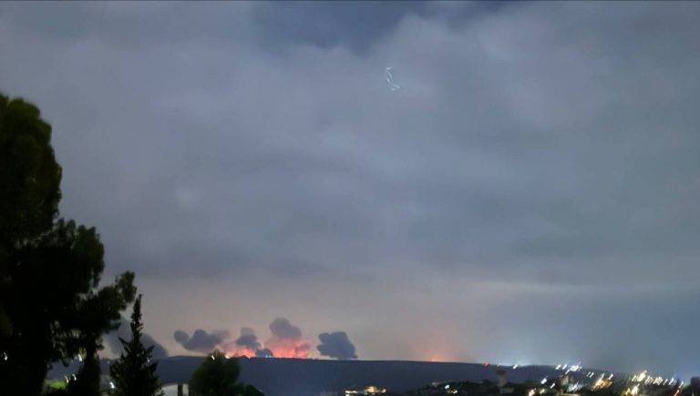 FOTOGRAFÍA KHIYAM (LÍBANO), 25 DE AGOSTO DE 2024. Detalle de cinturones de fuego a lo largo del sur del Líbano durante el ataque preventivo de Israel contra Irán y Hezbolá en el Líbano Israel frustra el mayor ataque de Irán y Hezbolá. Las Fuerzas de Defensa de Israel (FDI) han frustrado esta madrugada el mayor ataque de Irán y su aliado en el Medio Oriente, el grupo terrorista islamista Chií, Hezbolá. Algunos de los cohetes y drones de Irán y Hezbolá, lanzados desde Líbano, han acabado asesinando a las gallinas en granjas de las comunidades agrícolas del norte del territorio soberano de Israel mientras la ofensiva sorpresa del pueblo judío, la más grande y sin precedentes desde hace al menos 17 años, ha cogido por sorpresa a los terroristas islamistas del Hezbolá e Irán quienes nunca pensaban en un ataque preventivo de Israel sino una respuesta los días siguientes de su fracasado ataque. "Los 'Hezballons' estaban tan desconcertados que apuntaron a unas pobres gallinas", ironizan desde fuentes de Inteligencia militar israelíes. Inteligencia Militar Israelí/Lasvocesdelpueblo (Ñ Pueblo)