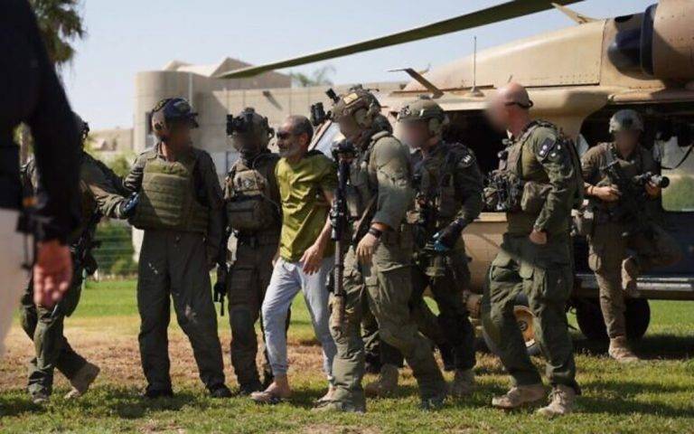 FOTOGRAFÍA. ISRAEL, MARTES 27 DE AGOSTO DE 2024. Israel rescata su rehén árabe Farhan al Qadi a 25 metros bajo tierra en Gaza. Un equipo dirigido por la Flotilla 13 de las Fuerzas de Defensa de Israel (FDI), la versión israelí de los Navy SEAL —Equipos Tierra, Mar y Aire de la Armada de los Estados Unidos o SEAL, conocidos habitualmente como Navy SEALs, son la principal fuerza de operaciones especiales de la Armada de los Estados Unidos, siendo el componente marítimo del Mando de Operaciones Especiales de los Estados Unidos—, estaba peinando los túneles en busca de señales de combatientes de Hamás cuando, para sorpresa de las fuerzas, encontraron a Al Qadi solo, sin guardias, en una habitación a unos 25 metros bajo tierra, dijeron los funcionarios, que hablaron bajo condición de anonimato porque "no estaban autorizados a informar a los periodistas". FDI (Tzáhal)/Lasvocesdelpueblo (Ñ Pueblo)