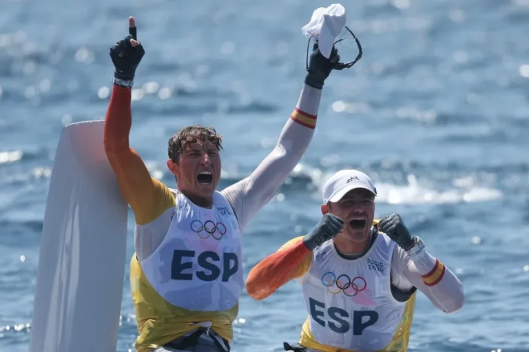 FOTOGRAFÍA. MARSELLA (FRANCIA), 02 DE AGOSTO DE 2024. JJOO PARÍS 2024. Los medallistas de oro españoles Diego Botin y Florian Trittel celebran tras la carrera de clase 49erFX de vela en los Juegos Olímpicos de París 2024, en el puerto deportivo de Marsella, en Marsella, Francia. Efe
