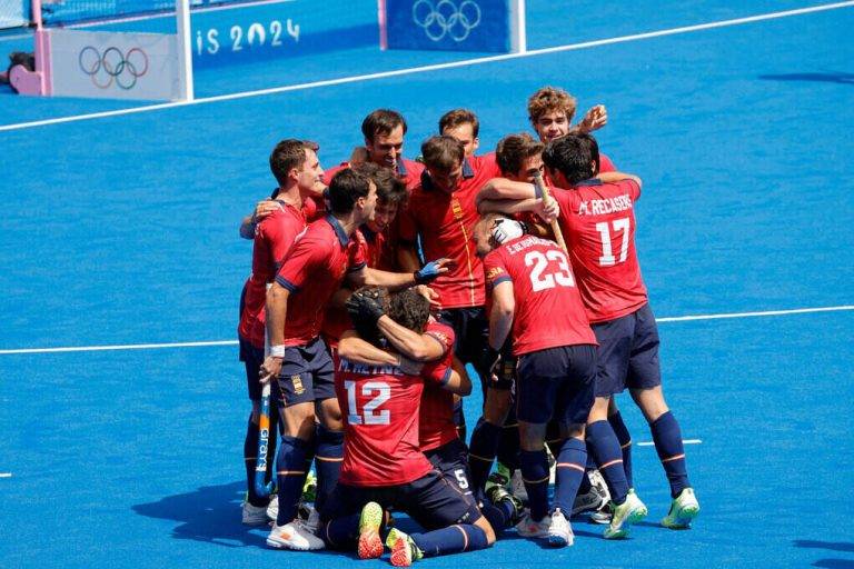 FOTOGRAFÍA. COLOMBRES (FRANCIA), 04 DE AGOSTO DE 2024. El Reino de España luchará por el Oro.- Jugadores de la selección española celebran su victoria tras el partido de cuartos de final entre Bélgica y España celebrado en el marco de los Juegos Olímpicos de París 2024 en Colombes, Francia, este domingo. Efe