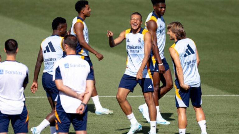 FOTOGRAFÍA. VALDEBEBAS (MADRID) REINO DE ESPAÑA, 17/08/2024. Kylian Mbappé Lottin encara el reto de mantener la corona.- El delantero del Real Madrid Kylian Mbappé Lottin (3d) bromea con sus compañeros durante el entrenamiento de esta mañana en la Ciudad Deportiva de Valdebebas para preparar el primer partido de Liga mañana frente al Mallorca. Efe