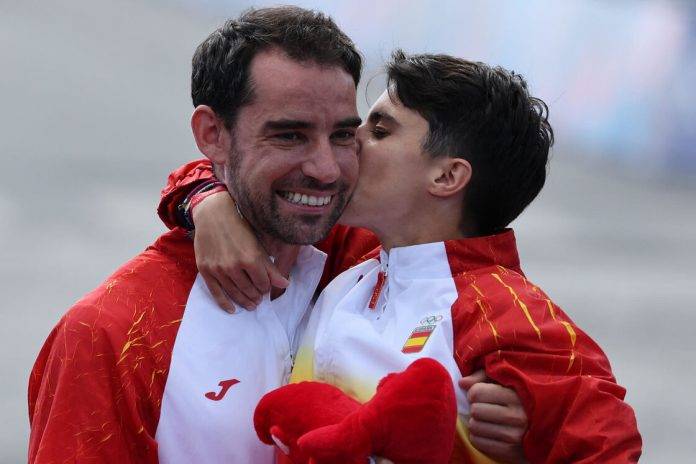 La atleta española María Pérez García (María Pérez) posa junto a Álvaro Rafael Martín Uriol (Álvaro Martín) (2) FOTOGRAFÍA. PARÍS (FRANCIA), 07 DE AGOSTO DE 2024. JJOO PARÍS 2024. Los españoles Álvaro Rafael Martín Uriol (Álvaro Martín) (i) y María Pérez García (María Pérez) (d) como equipo, lograron el oro en el relevo mixto de maratón y sumaron su segunda medalla cada uno en los Juegos de París tras el bronce del extremeño en los 20 km y la plata de la granadina. Efe