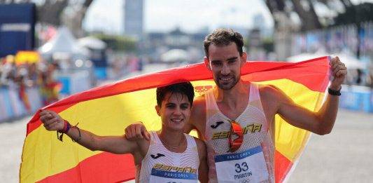 FOTOGRAFÍA. PARÍS (FRANCIA), 07 DE AGOSTO DE 2024. Medallero JJOO París 2024: Puesto País Oro Plata Bronce Total.- Los españoles María y Álvaro medalla de Oro en JJOO. JJOO PARÍS. La atleta española María Pérez García (María Pérez) posa junto a Álvaro Rafael Martín Uriol (Álvaro Martín) tras ganar el oro en maratón mixto de marcha de los Juegos Olímpicos de París 2024, este miércoles, en la capital francesa, París. Efe