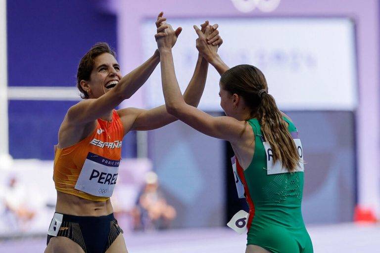 FOTOGRAFÍA. PARÍS (FRANCIA), 06 DE AGOSTO DE 2024. La atleta española Marta Pérez Miguel (i) celebra con la portuguesa Salomé Afonso (d), tras acabar sexta y quinta, respectivamente, en su manga clasificatoria de los 1500m femeninos en los Juegos Olímpicos París 2024 gala, París (República de Francia). Efe